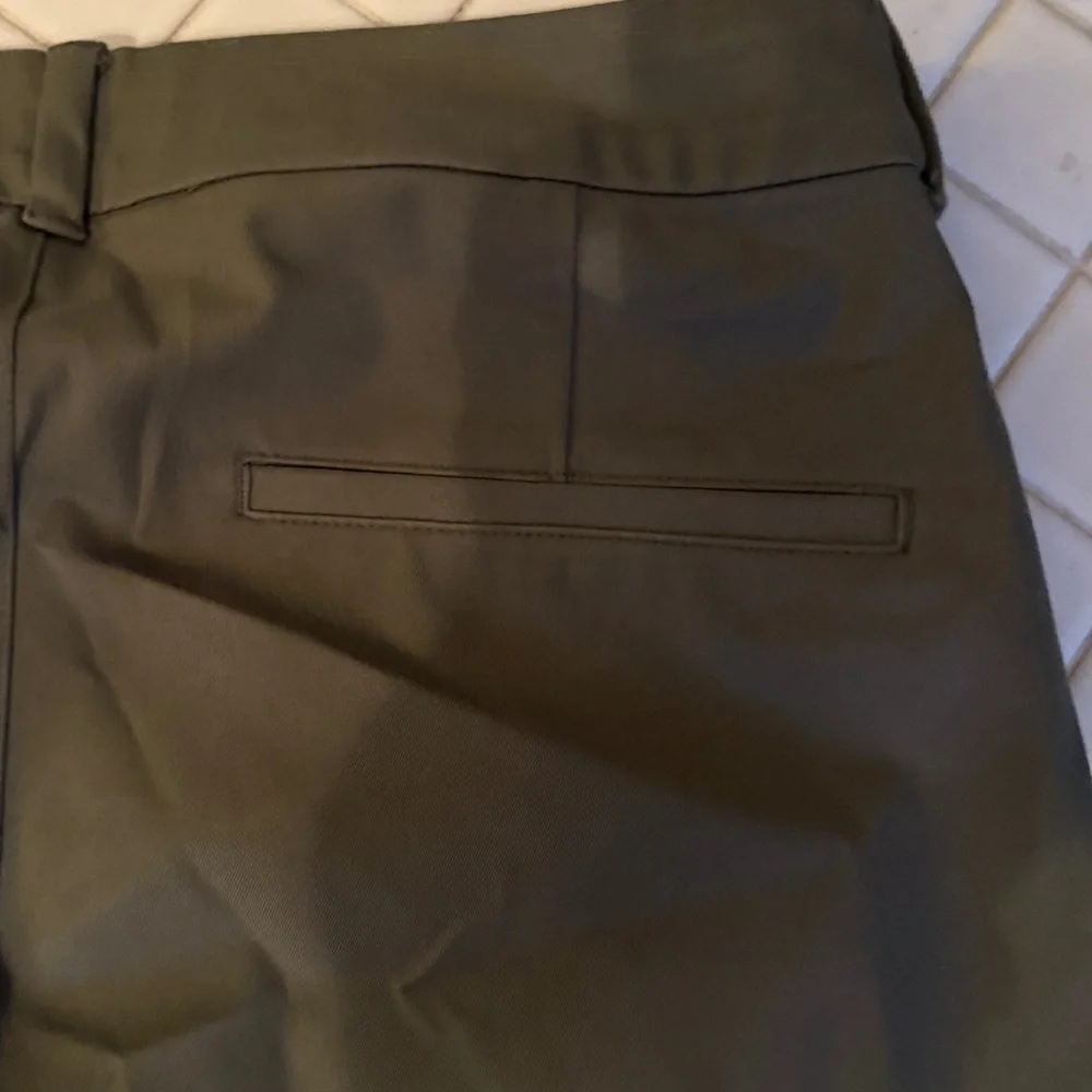 Old Navy High rise pixie‎ chinos in olive. NWT. Retail 59
